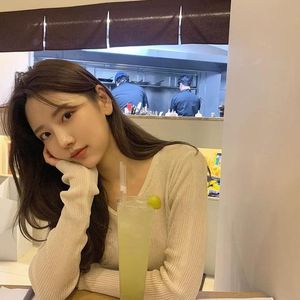 埋进腿间舌头使劲添动态图
